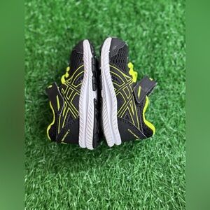 ASICS Kids Black and Yellow Running Shoes‎ Size K4